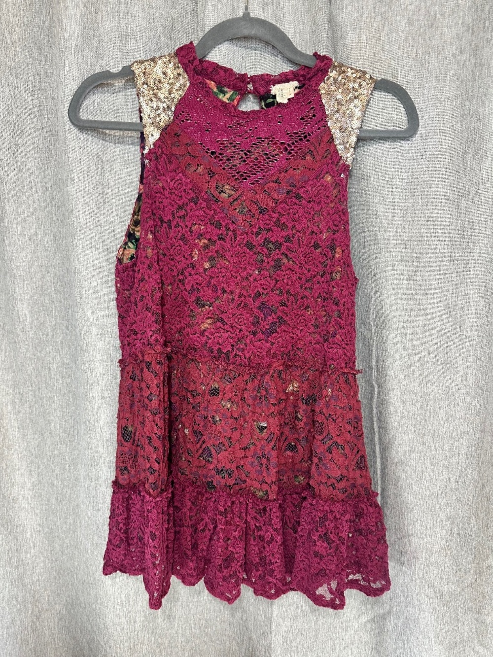 Gimmicks by BKE Boho Sequin Lace Floral Tiered Babydoll Tank Top Medium